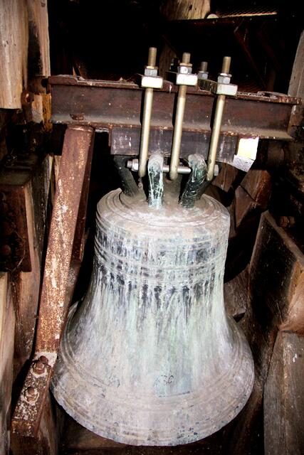 Foto von der kleinen Glocke (Fa. Rincker, Sinn)