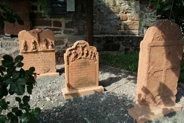 Auf dem Friedhof sind alte, aus Bundsandstein gefertigte Grabsteine (mit Epitaph) aufbewahrt