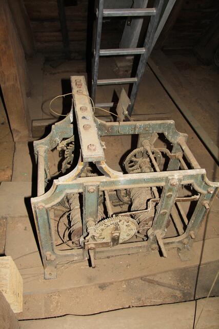 Der Uhrwerk der ehemaligen Kirchturmsuhr - nicht mehr zu reparieren. Aber auch die neue Technik funktioniert nicht.