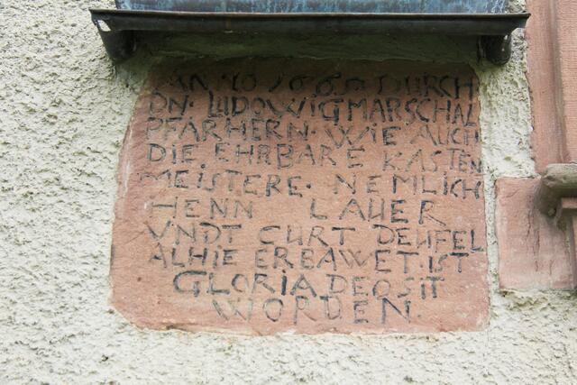 1655 entstand die Kirche in der heutigen Form - eine Tafel erinnert an den Bau