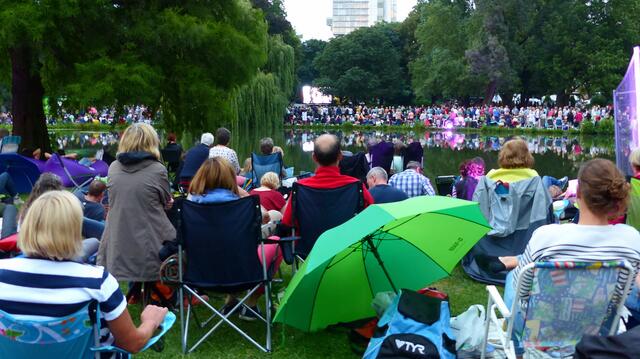 Auch an anderen Stellen sind Boxen aufgestellt.