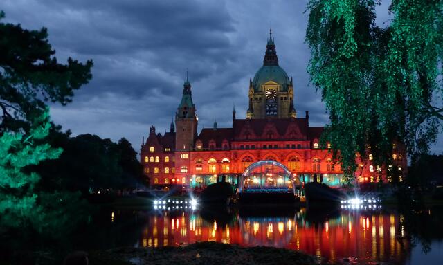 Schön beleuchtet wird auch der Maschpark mit seinen alten Bäumen...