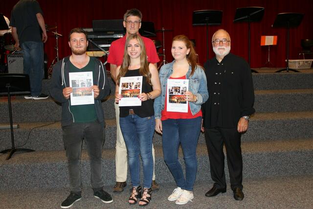 Verabschiedet wurden beim Konzert die langjährigen Musiker vorne v. l. Manuel Burkard, Isabel Lacher und Sonja Kalnin. Sie erhielten Urkunden aus den Händen von Musikdirektor Manfred-Andreas Lipp (rechts) und StDir. Winfried Heppner (2. v. l.) .
