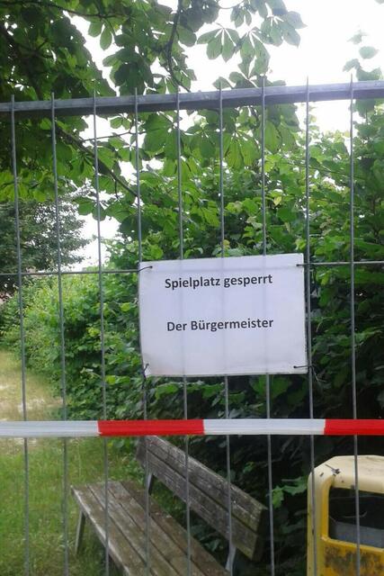 Der vom Bürgermeister seit einiger Zeit im Bereich Sperber/Eulenweg gesperrte Spielplatz.