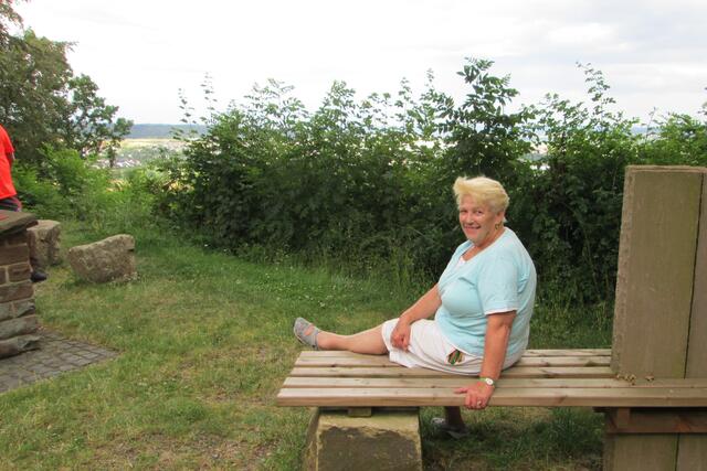 Thea Feisel auf der östlichen Bank suchte vergeblich den Blick nach Battenfeld.