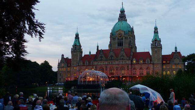 Um neun Uhr beginnt die Aufführung an einem warmen Sommerabend.