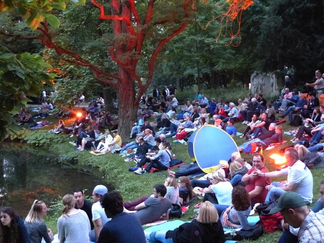 Es herrscht eine fröhliche, beschwingte Stimmung.