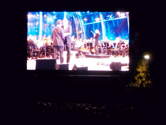 Immer wieder brandet nach den Arien Applaus auf. Den tosenden und lang anhaltenden gibt es aber kurz vor Mitternacht, als die Aufführung beendet ist.