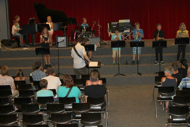 Die Juniorband wurde während der Musikwoche und beim Konzert im Gymnasium von Paul Brändle geleitet.
