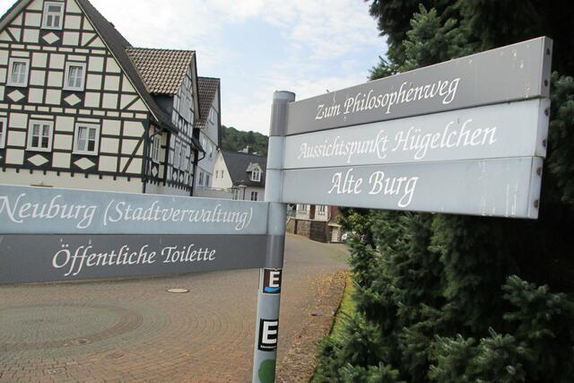 Das Hinweisschild bei der Evangelischen Kirche verspricht den „Aussichtspunkt Hügelchen“.