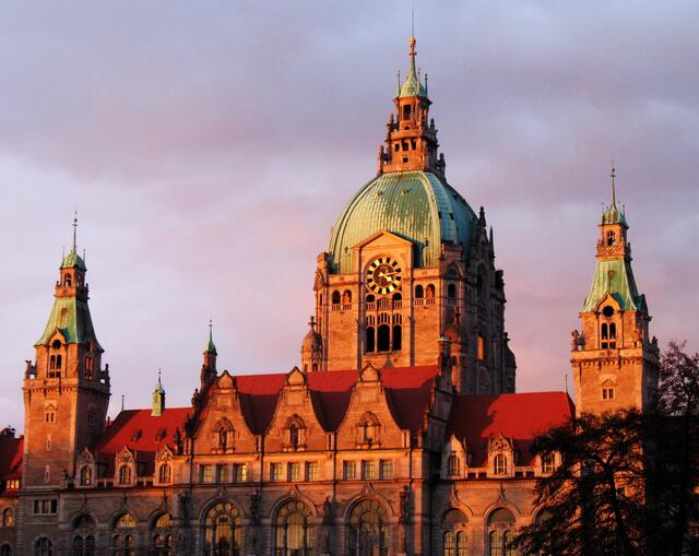 Kann eine Opernkulisse schöner sein als diese? Das Neue Rathaus bildet einen würdigen Rahmen dazu.