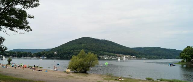 Der Edersee von Rehbach liegt vor uns.