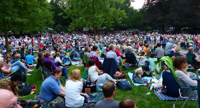 So auch an der dem Rathaus gegenüberliegenden Parkseite.