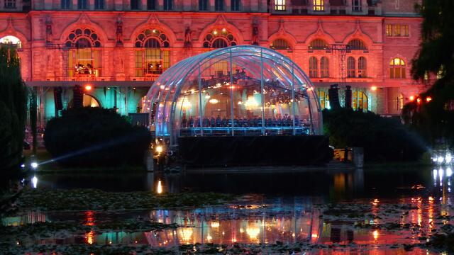 ...und erst recht die Fassade des Rathauses mit der Bühne.