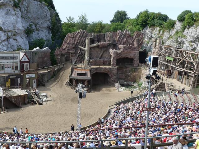 Noch ein Blick in die Runde: Ganz links die Eisenbahn-Baustelle, mittig ( leider von so neumodischem Krams verdeckt ) "Bakers Farm".