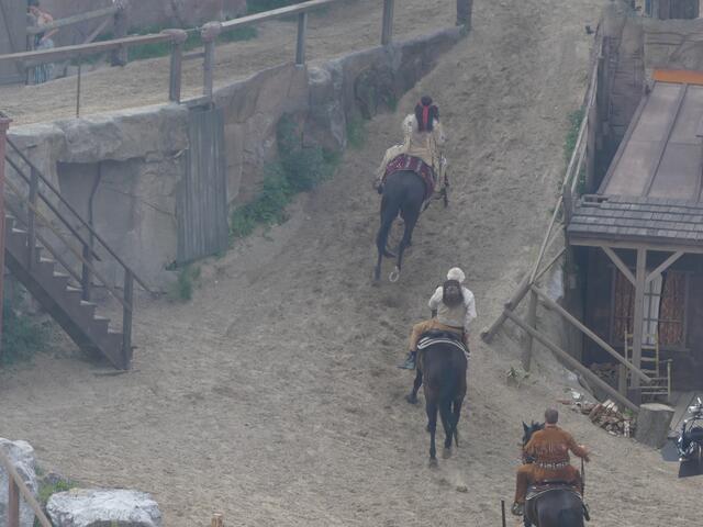 ..........verfolgt von Winnetou und seinen Freunden.