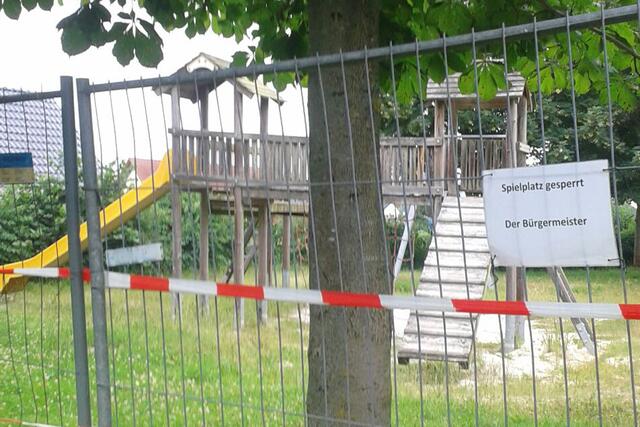 Der vom Bürgermeister seit einiger Zeit im Bereich Sperber/Eulenweg gesperrte Spielplatz.