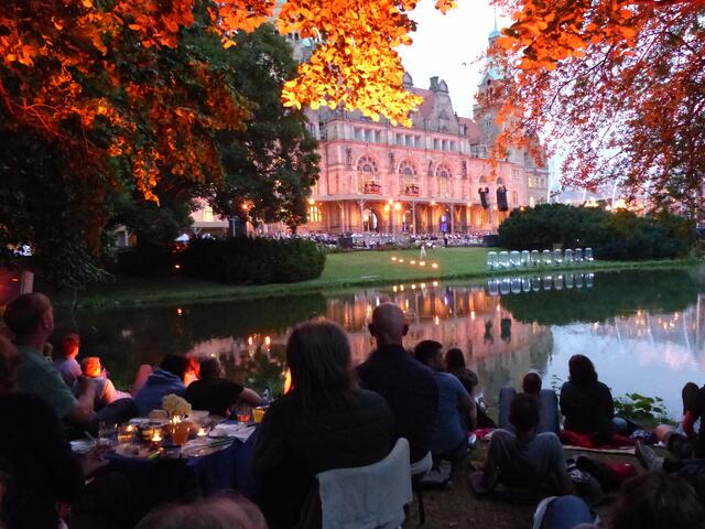 Viele gönnen sich zur schönen Musik ein wohlschmeckendes Picknick.