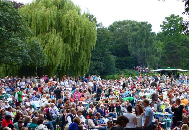 2.000 Zuschauer haben Karten für die Opernaufführung erstehen können. 20.000 Open-Air-Fans verfolgen das Klassik-Spektakel unter freiem Himmel.