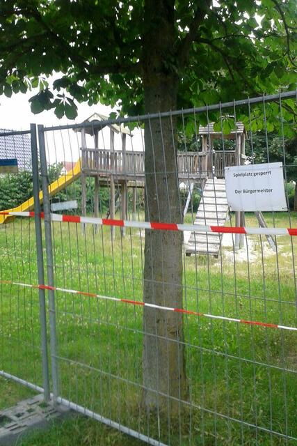 Der vom Bürgermeister seit einiger Zeit im Bereich Sperber/Eulenweg gesperrte Spielplatz.