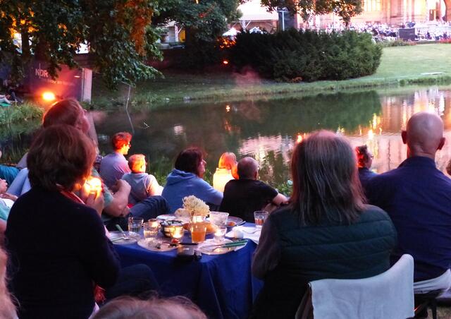 Sommernachtsatmosphäre wie sie schöner kaum sein kann.