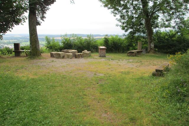 Das Hügelchen mit seinen Sitzgelegenheiten.