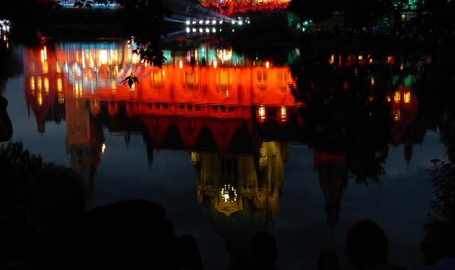Und auf dem Kopf herum bietet das Rathaus ebenfalls einen schönen Anblick.