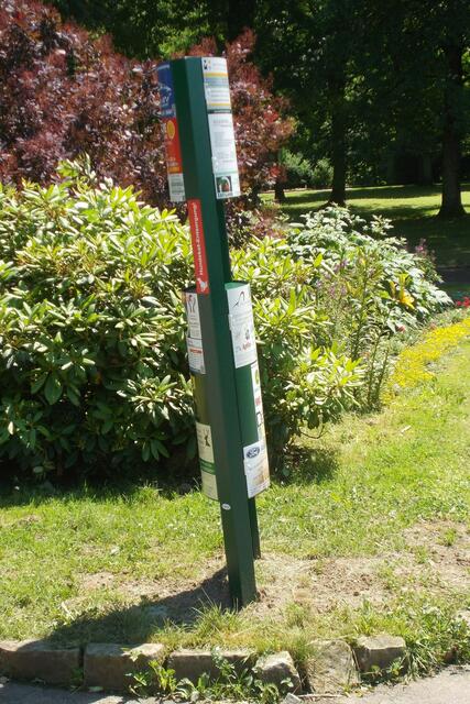 Die erst jüngst mit den Sponsoren vorgestellten neuen Hundekotbeutelstationen wurden unsachgemäß aufgestellt, sind völlig lose und drohen umzufallen. Die Station am Kurparkeingang Sebastian-Kneipp-Promenade hat schon eine bedrohliche Schlagseite.