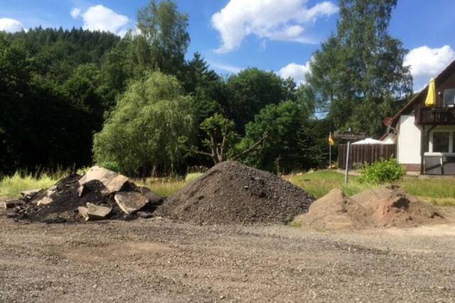 Der obere Parkplatz in der Lutter verkommt immer mehr zu einem Schuttabladeplatz und stellt inzwischen eine Gefahr für dort parkende Wanderer und Gäste dar.