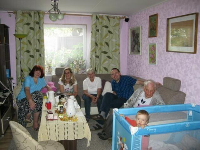 Astrid Günther aus Duisburg und Familie in Liepupe, Lettland