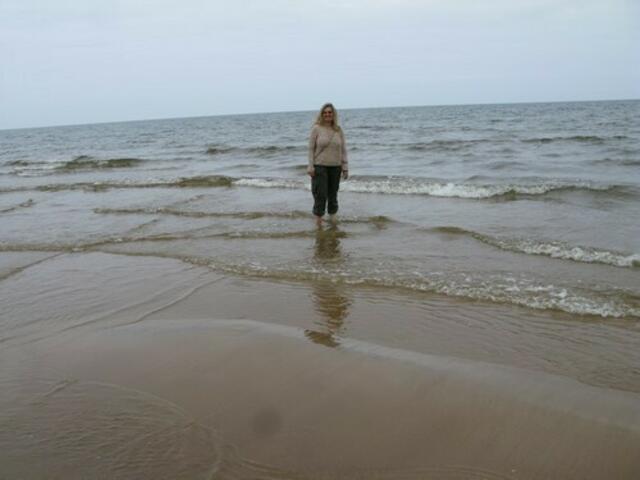 Astrid Günther am Strand von Saulkrasti