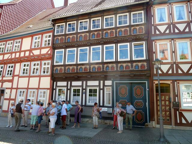 Unsere Gruppe vor dem schönen Fachwerkhaus.