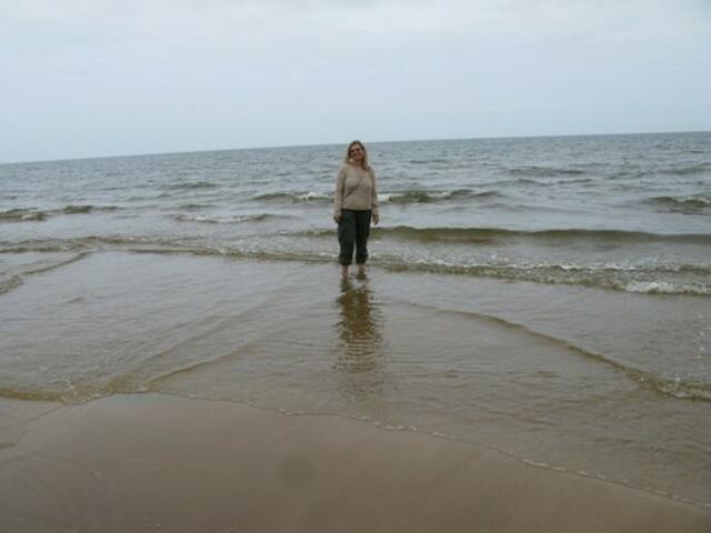 Astrid Günther am Strand von Saulkrasti