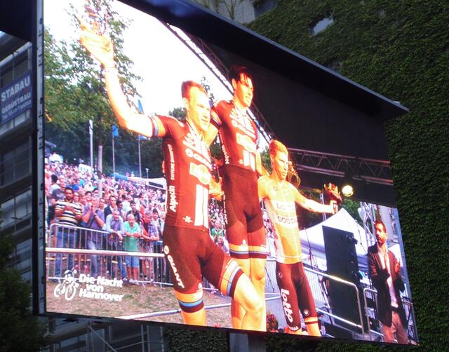 Auch auf der großen Videoleinwand kann man alles verfolgen.