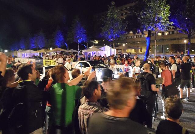 Der Sieger muss sich den Fragen der Reporter stellen.