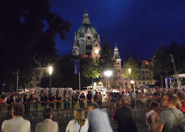 Die Rathausuhr zeigt halb Zehn an, als das Hauptrennen mit den Profis beginnt.