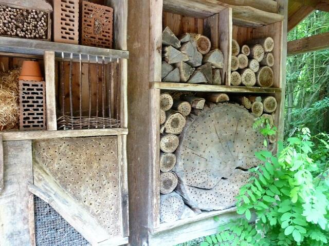 Ein riesiges Insektenhotel wird hier gezeigt.