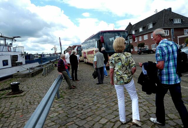 ....... der Reisebus wartet bereits auf uns