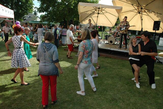 Das Trio "The CADCATZ" gab fetzige Musik aus den 50-ern zum Besten.