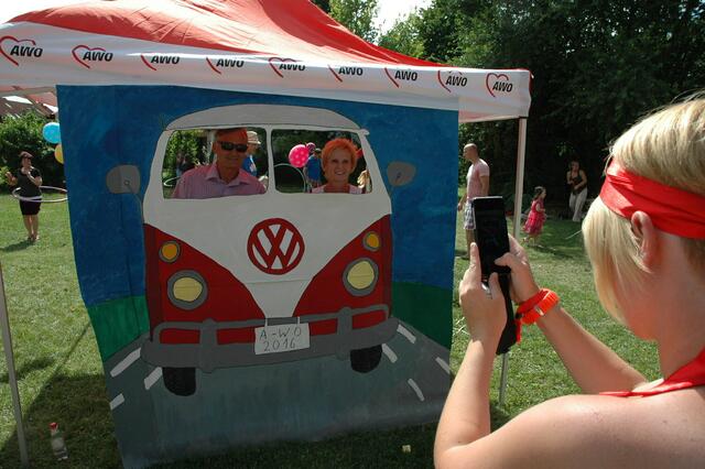 Die Leiterin des AWO Kindergartens "Rappelkiste", Sylvana Cordt, mit Hans Scheiterbauer-Pulkinnen - dem Leiter des Vorstands Kinder- und Jugendhilfe