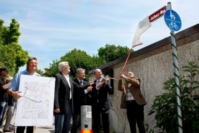 Josef Marko von der Stadtverwaltung (ganz links) zeigt den Verlauf auf einem Plan. | Foto: AWO Augsburg Bezirksverband Schwaben