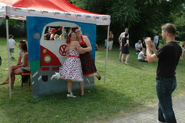 Vor dem liebevoll gestalteten Bully-Bild wollten sich viele Besucher - gern auch mit Petticoat - ablichten lassen.