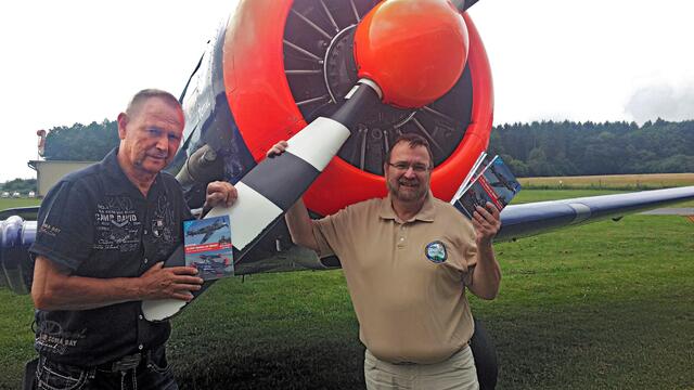 Der Autor (rechts) und seine Zielperson: Michael Linke hat das aufregende Fliegerleben Walter Eichhorns und das seines Sohnes Toni in eine spannende Biografie gegossen.