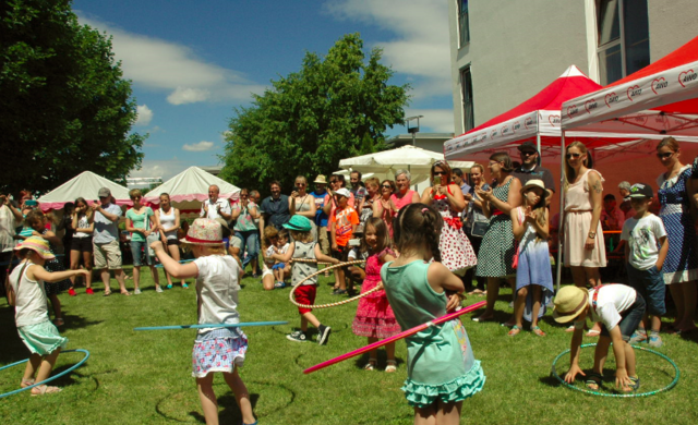 Hula Hoop Reifen Tanz - ein Muss für die 50-er Jahre - den die kleinen Künstler mit viel Ausdauer und lässigem Hüftschwung vorführten.