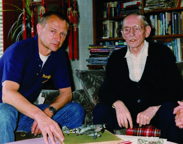 Zu Gast  beim Meister: Erich „Bubi“ Hartmann (rechts) war mit der Me 109 im zweiten Weltkrieg der  erfolgreichste Jagdflieger aller Zeiten. Er steckte Walter Eichhorn bei einem Besuch 1986 so manchen Tipp, wie dieses anspruchsvolle Maschine zu beherrschen ist. | Foto: Privat