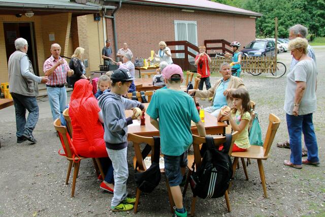 Nach der Besichtigung und Wanderung gab es zunächst Bratwurst und Brause für alle Teilnehmer.