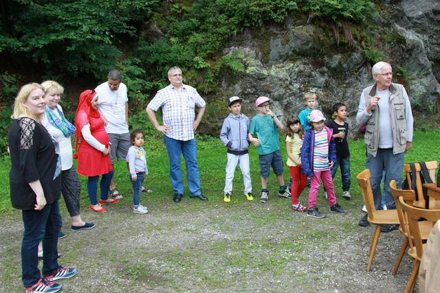 Abschließend hat der Bi-Vorsitzende Jens-Norbert Marxen (re.) noch einige lustige Spiele mit den Kindern durch, bei denen alle Anwesenden mit einbezogen wurden.