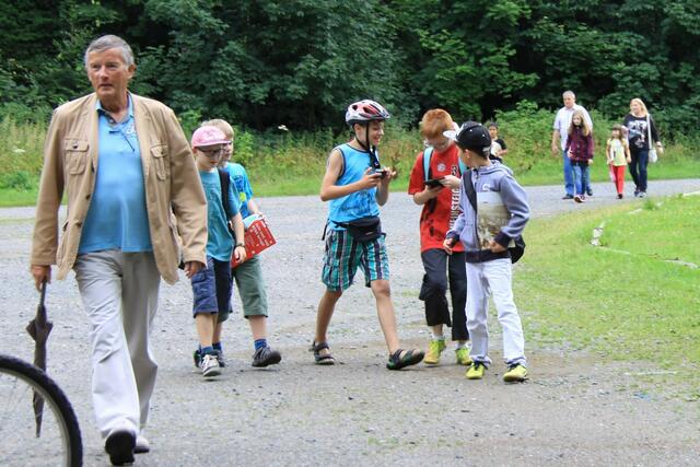 Wanderführer Karl-Heinz Winter, dahinter die Ferienpasskinder im Schlepptau.