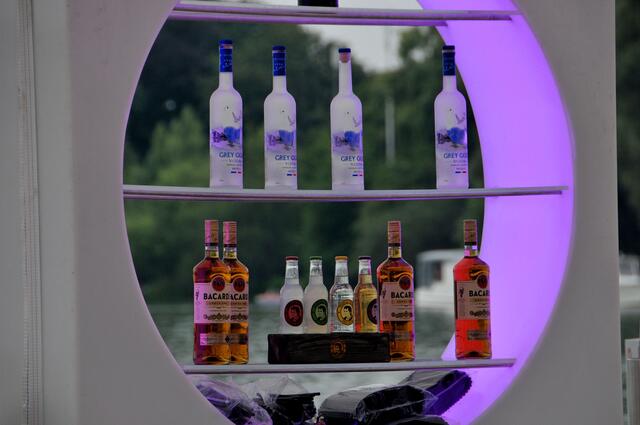 Das Alkoholangebot einer Bar im Abendlicht.