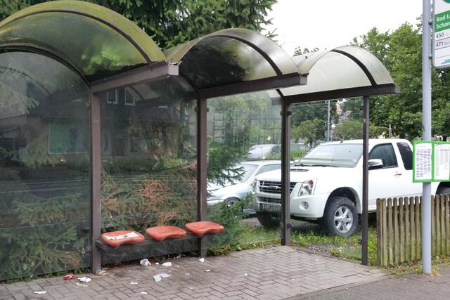 Saumäßig und einer Kurstadt unwürdig, so unser Leser Rainer Beinke, sieht seit geraumer Zeit, die in der Innenstadt liegende Bushaltestelle Wissmannstr./Schanzenkreuzung aus. Eine Reinigung des Wartehäuschens wäre hier dringend notwendig. Bild vom 4.8.2016 | Foto: Rainer Beinke